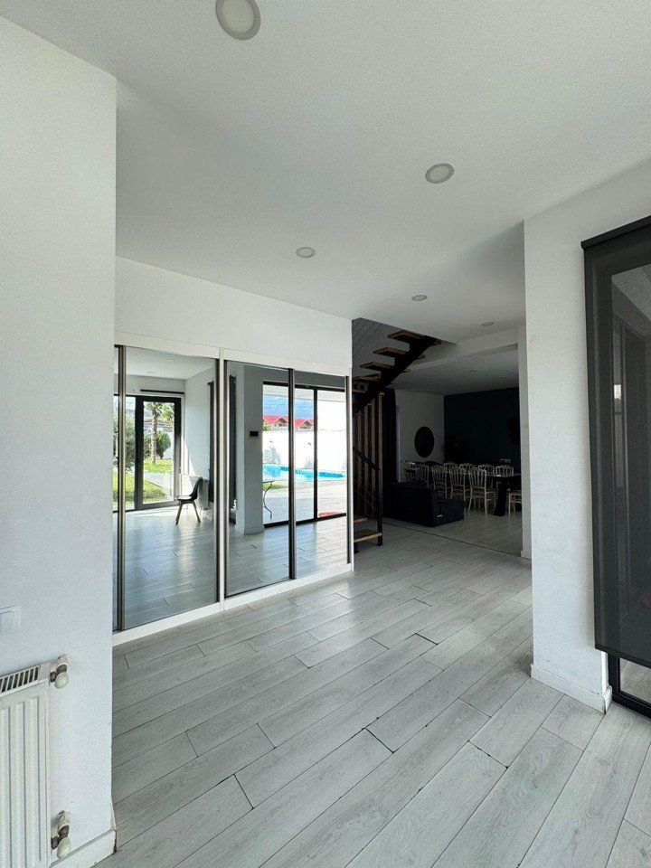 5-комнатный дом · 300 м²